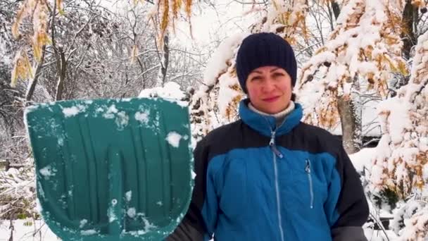 Ευτυχισμένη Νεαρή Γυναίκα Καθαρίζει Χιόνι Στον Κήπο Κοντά Στο Σπίτι — Αρχείο Βίντεο