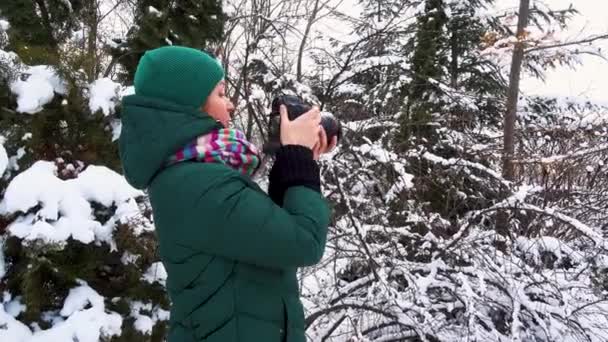 Retrato Uma Jovem Mulher Com Uma Câmera Inverno Menina Fotografa — Vídeo de Stock