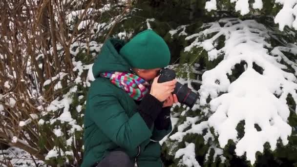 Ritratto Giovane Donna Con Macchina Fotografica Inverno Ragazza Fotografa Inverno — Video Stock
