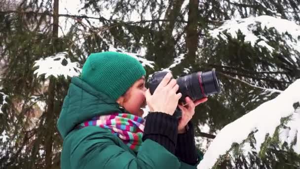 Портрет Молодої Жінки Фотоапаратом Взимку Дівчина Фотографує Зиму Щаслива Молода — стокове відео