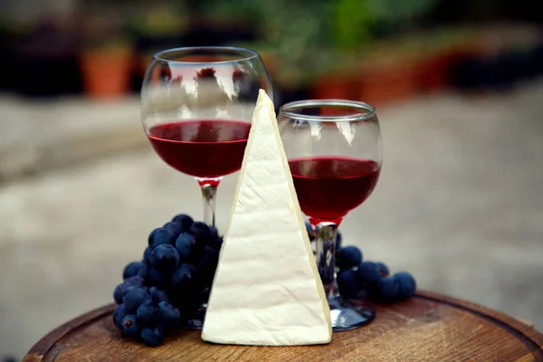 Bir Bardak Kırmızı Şarap Üzüm Peynirli Kompozisyon Kırmızı Doğal Şarap Stok Resim