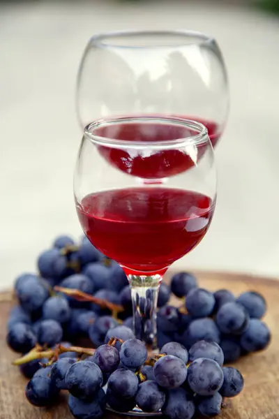 Bicchieri Con Vino Rosso Grappolo Uva Composizione Con Vino Rosso Immagini Stock Royalty Free