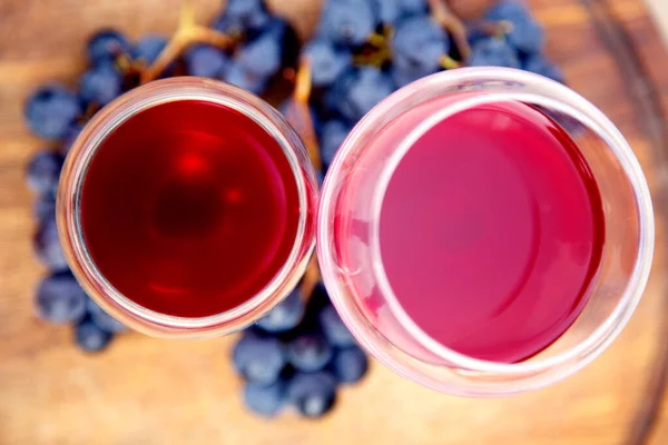 赤ワインとブドウの束のグラス メガネの赤ワインとブドウの束で構成されています サイドビュー トップビュー ストック画像