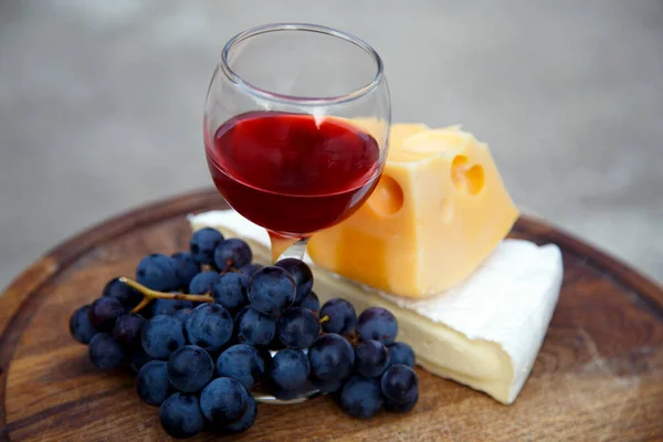 Komposition Mit Einem Glas Rotwein Trauben Und Käse Rotwein Käse Stockbild