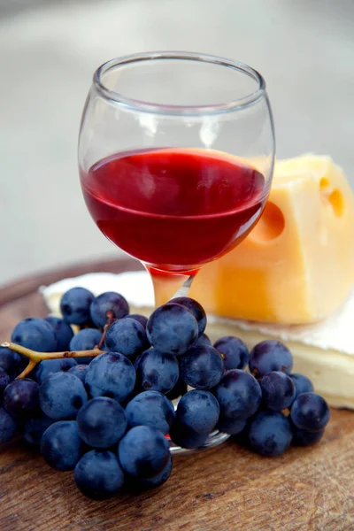 Samenstelling Met Een Glas Rode Wijn Druiven Kaas Rode Natuurlijke Rechtenvrije Stockfoto's