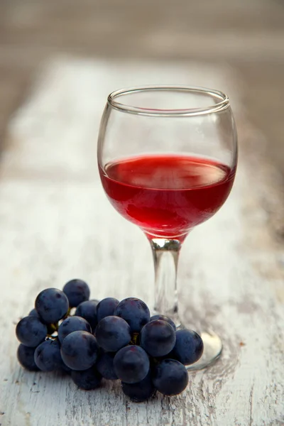 Szklanka Czerwonym Winem Garść Winogron Ogrodzie Czerwone Wino Szklance Garść Zdjęcia Stockowe bez tantiem