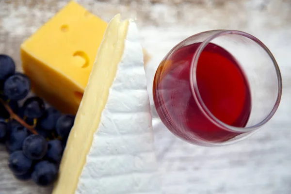 Bicchiere Vino Rosso Bicchiere Uva Formaggio Composizione Vino Rosso Grappolo Foto Stock