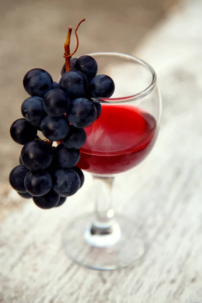 Szklanka Czerwonym Winem Garść Winogron Ogrodzie Czerwone Wino Szklance Garść Obrazy Stockowe bez tantiem
