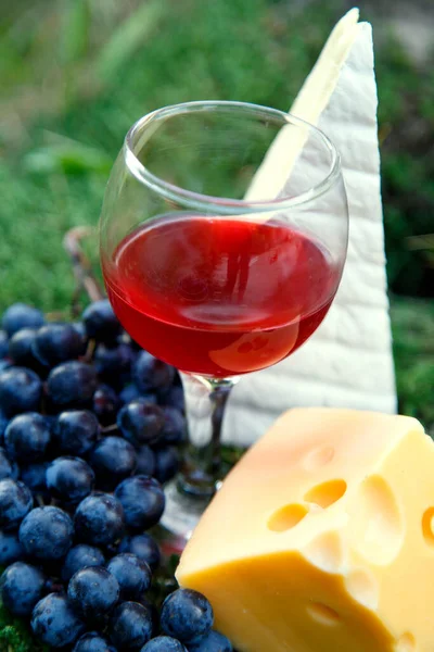 Ein Glas Rotwein Einem Glas Trauben Und Käse Zusammensetzung Von Stockfoto