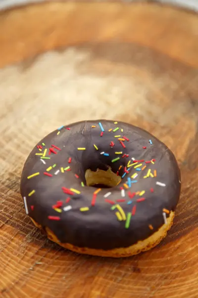 Çok renkli jöleli yeni pişmiş donut seçimi. Şekerli tatlı çörekler. Tatlıyı yakın plan yap. 