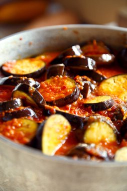 Domates soslu sebzeli patlıcan. Ev yapımı vejetaryen mutfağı. Taze yetiştirilmiş sebzeler..   