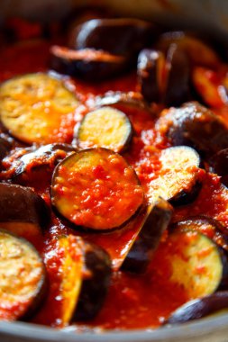 Domates soslu sebzeli patlıcan. Ev yapımı vejetaryen mutfağı. Taze yetiştirilmiş sebzeler..   