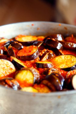 Domates soslu sebzeli patlıcan. Ev yapımı vejetaryen mutfağı. Taze yetiştirilmiş sebzeler..   