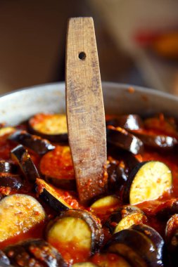 Domates soslu sebzeli patlıcan. Ev yapımı vejetaryen mutfağı. Taze yetiştirilmiş sebzeler..   