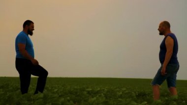 Doğada yürüyen iki yakışıklı eşcinselin duygusal kucaklaşması. Evin dışında yürüyüş yapan mutlu eşcinsel çift, eğleniyorlar. Mutluluk kavramı, ilişkiler, LGBT. 