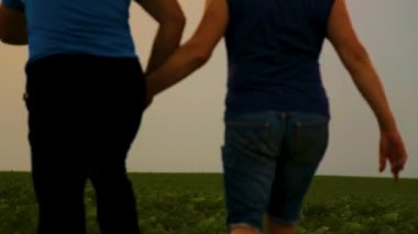 Doğada yürüyen iki yakışıklı eşcinselin duygusal kucaklaşması. Evin dışında yürüyüş yapan mutlu eşcinsel çift, eğleniyorlar. Mutluluk kavramı, ilişkiler, LGBT. 