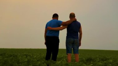 Doğada yürüyen iki yakışıklı eşcinselin duygusal kucaklaşması. Evin dışında yürüyüş yapan mutlu eşcinsel çift, eğleniyorlar. Mutluluk kavramı, ilişkiler, LGBT. 