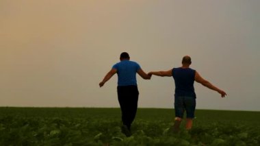 Doğada yürüyen iki yakışıklı eşcinselin duygusal kucaklaşması. Evin dışında yürüyüş yapan mutlu eşcinsel çift, eğleniyorlar. Mutluluk kavramı, ilişkiler, LGBT. 