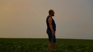 Doğada yürüyen iki yakışıklı eşcinselin duygusal kucaklaşması. Evin dışında yürüyüş yapan mutlu eşcinsel çift, eğleniyorlar. Mutluluk kavramı, ilişkiler, LGBT. 