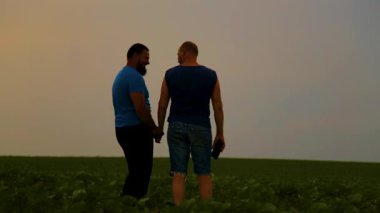 Doğada yürüyen iki yakışıklı eşcinselin duygusal kucaklaşması. Evin dışında yürüyüş yapan mutlu eşcinsel çift, eğleniyorlar. Mutluluk kavramı, ilişkiler, LGBT. 