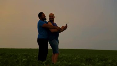 Doğada yürüyen iki yakışıklı eşcinselin duygusal kucaklaşması. Evin dışında yürüyüş yapan mutlu eşcinsel çift, eğleniyorlar. Mutluluk kavramı, ilişkiler, LGBT. 