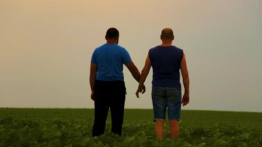 Doğada yürüyen iki yakışıklı eşcinselin duygusal kucaklaşması. Evin dışında yürüyüş yapan mutlu eşcinsel çift, eğleniyorlar. Mutluluk kavramı, ilişkiler, LGBT. 