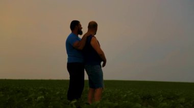 Doğada yürüyen iki yakışıklı eşcinselin duygusal kucaklaşması. Evin dışında yürüyüş yapan mutlu eşcinsel çift, eğleniyorlar. Mutluluk kavramı, ilişkiler, LGBT. 