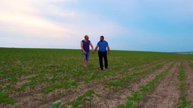 Doğada yürüyen iki yakışıklı eşcinselin duygusal kucaklaşması. Evin dışında yürüyüş yapan mutlu eşcinsel çift, eğleniyorlar. Mutluluk kavramı, ilişkiler, LGBT. 