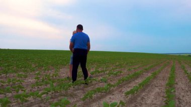 Doğada yürüyen iki yakışıklı eşcinselin duygusal kucaklaşması. Evin dışında yürüyüş yapan mutlu eşcinsel çift, eğleniyorlar. Mutluluk kavramı, ilişkiler, LGBT. 