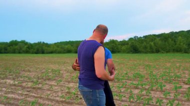 Doğada yürüyen iki yakışıklı eşcinselin duygusal kucaklaşması. Evin dışında yürüyüş yapan mutlu eşcinsel çift, eğleniyorlar. Mutluluk kavramı, ilişkiler, LGBT. 