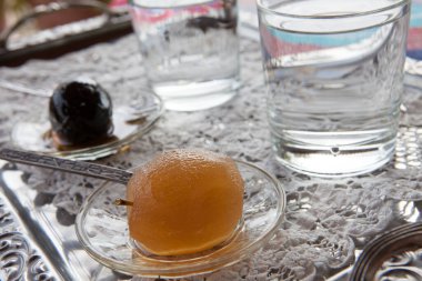geleneksel bir Kıbrıs tatlısı, karamelize elma
