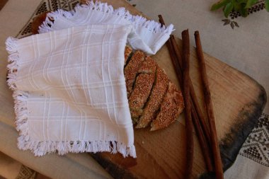 Taze, lezzetli ve haşlanmış ekmek. Kıbrıs geleneksel yemekleri