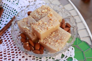 Kıbrıs Rum geleneklerine göre bademli haşlanmış üzüm suyundan yapılan tatlı