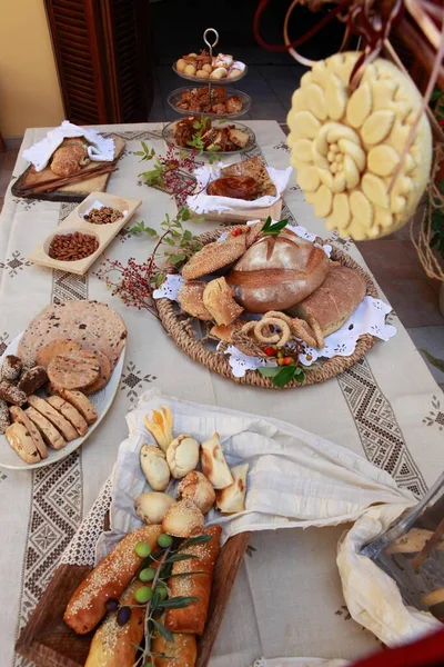 Различные Свежие Хлебобулочные Изделия Сладости Орехи Столе Кипр Традиционные Блюда — стоковое фото