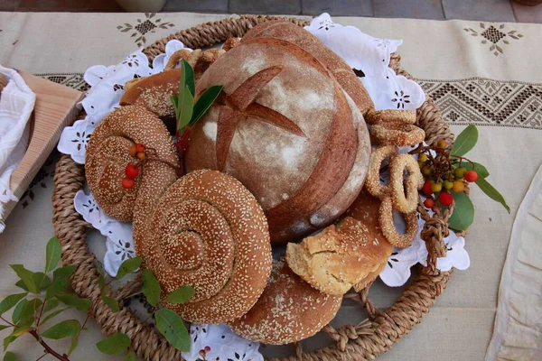 Varios Productos Frescos Panadería Sobre Mesa Una Canasta Mimbre Chipre —  Fotos de Stock