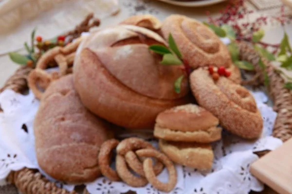 Zbliżenie Różnych Świeżych Produktów Piekarniczych Stole Wiklinowym Koszu Cypr Tradycyjna — Zdjęcie stockowe