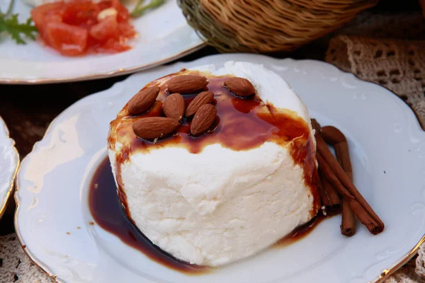 Kıbrıs geleneksel beyaz peyniri keçi ve koyundan yapılmış tatlı soslu ve fındıklı 