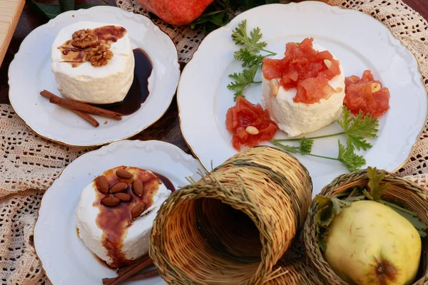 Kıbrıs geleneksel beyaz peyniri keçi ve koyundan yapılmış tatlı soslu ve fındıklı 