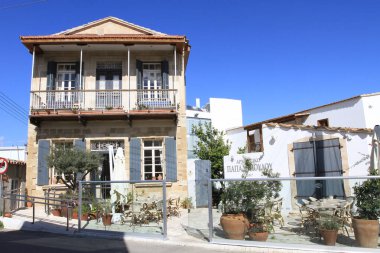 Yunanistan köyündeki eski evlerin gündüz manzarası, mavi gökyüzü arka planı 