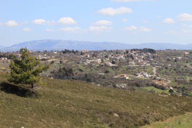 Paphos, Kıbrıs Rum Kesimi 'nden Akamas Yarımadası, deniz kıyılarının havadan görünüşü, vahşi plaj, sarı manzara, mavi lagün, popüler turizm merkezi.