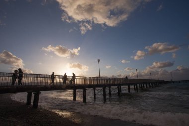 Günbatımında, Yunanistan 'ın Limni kentinde, deniz üzerindeki ahşap iskelenin manzarası 