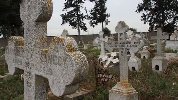 Tumbas Antiguas Con Cruces Cementerio Lefkoniko Grecia — Vídeo de stock