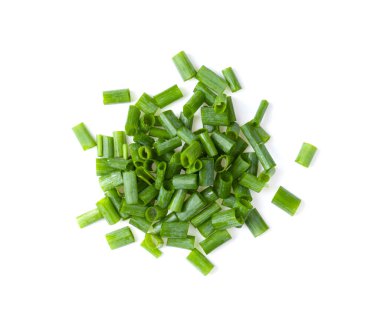 Beyaz arka planda doğranmış yeşil soğan