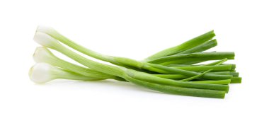 Beyaz arkaplanda yeşil soğan izole edildi