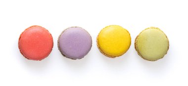 Makaronlar beyaz arkaplan üst görünümünde izole edilmiştir