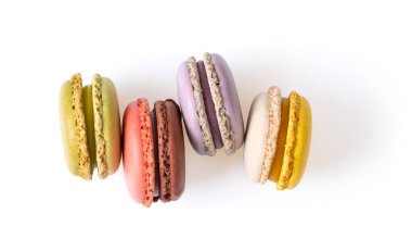 Beyaz arkaplanda pasta ya da badem kurabiyesi