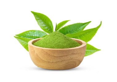 Ahşap kasede kibrit yeşil çay ve beyaz arka planda çay yaprakları.