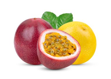 Tutku meyvesi beyaz arkaplanda izole