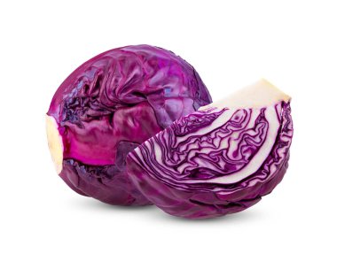 Beyaz arka planda bir dilim kırmızı lahana.