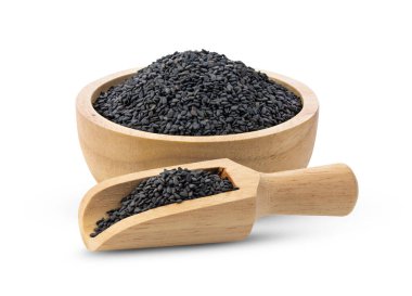 Tahta kasede susam ve beyaz arka planda izole edilmiş kepçe.